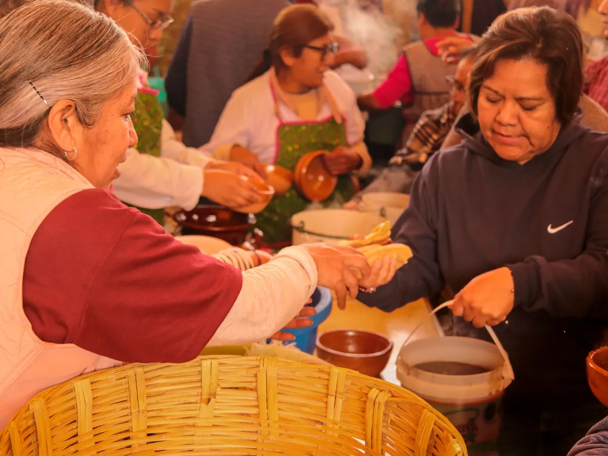 Mujeres sirviendo comida en una cocina comunitaria